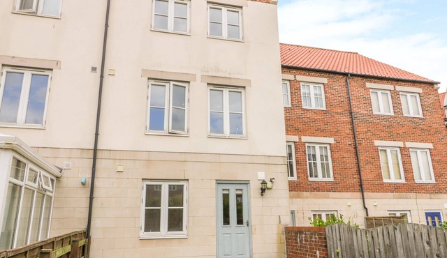 TIDES REACH, pet friendly, with a garden in Whitby