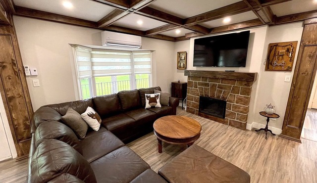 "Tiffany" Cottage w/Hot Tub & Barrel Sauna