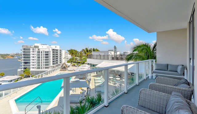 Tiffany Hazel: Rooftop Pool, Gym, & Walk to Beach