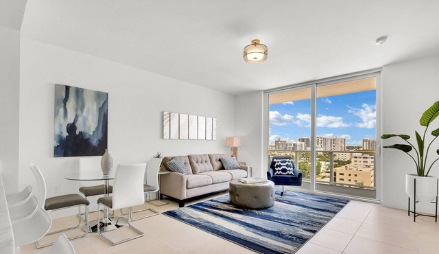 Tiffany Indigo: Rooftop Pool, Gym, Walk to Beach