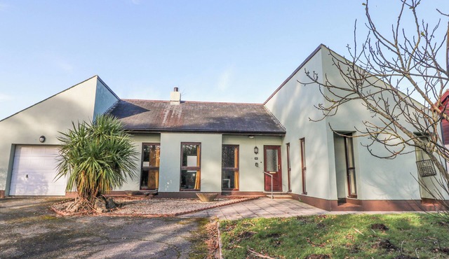 TIG BHAN, family friendly, character holiday cottage in Llanteg