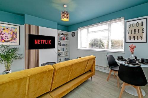 Tiger House - Driveway & Garden. Airport location!