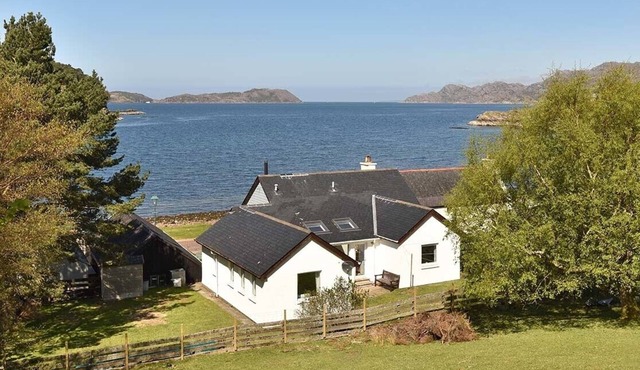 TIGH EN LEIGH, pet friendly, with a garden in Shieldaig