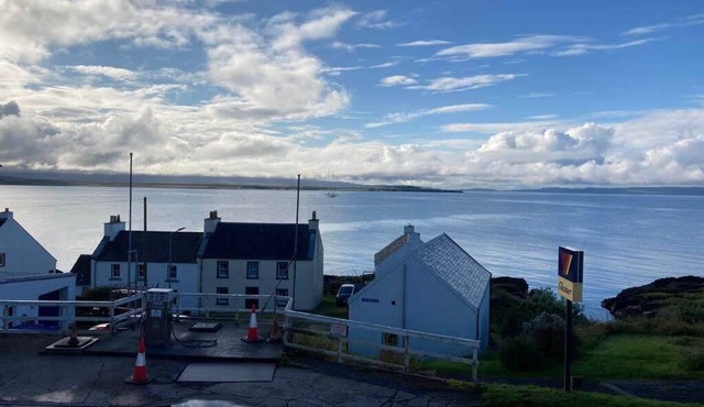Tigh Grianach: Discover Port Charlotte in a family cottage on the Isle of Islay.