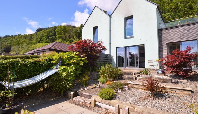 Tigh Na Cladach, new Summer 2019, sea front location, pet friendly