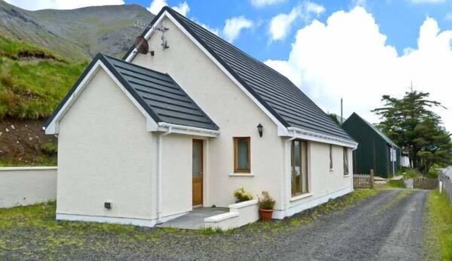 TIGH NA CREAG, family friendly, country holiday cottage in Portree