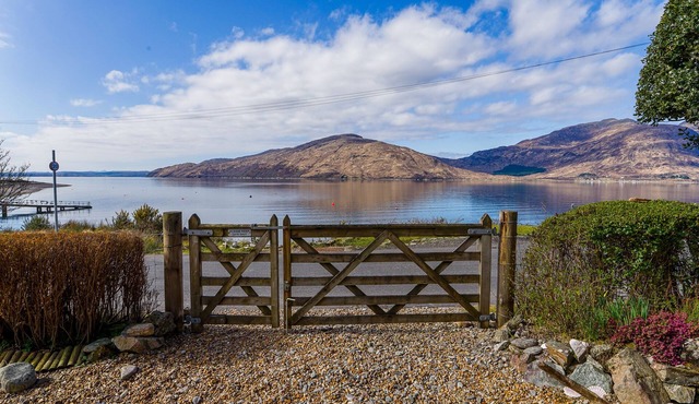 Tigh Na Creig Lodge - Cosy Beachfront Escape