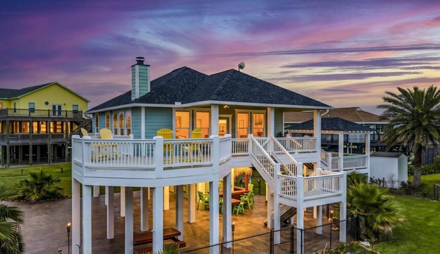 Tiki Bar~Golf Cart~BBQ~Expansive Decks~Beach Access