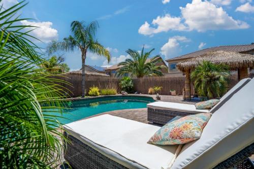 Tiki Bar & Heated Pool Relax & Unwind