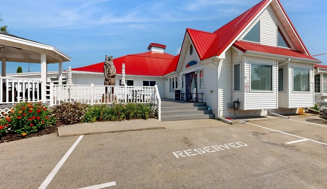 Tiki Beach Condo, with stunning lake views, beach access & bar/restaurant onsite