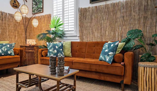 TIKI COTTAGE: 2 homes, heated cowboy pool, tiki bar, games and karaoke!