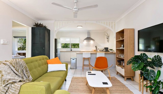Tiki Dreams: Charming Cairns Retreat with Pool, Balcony & Easy Access to the City Center