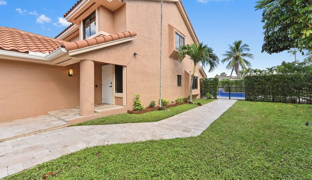 Tiki Escape: Heated Pool & Luxe King Suite