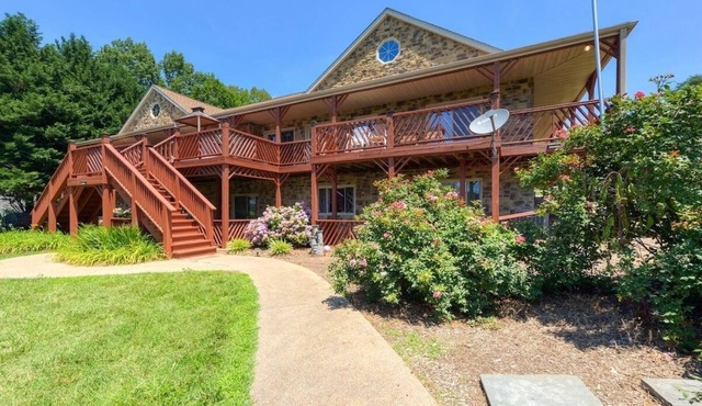 Tiki House, perfect large family getaway!