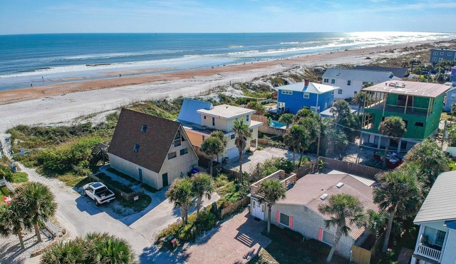 Tiki Hut ~ Excellent Location ~ 1 House Off Beach!