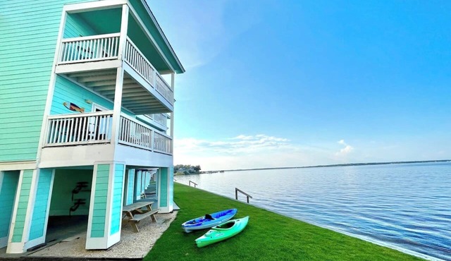 Tiki Hut: Waterfront, Amazing Views, & 2 Kayaks!