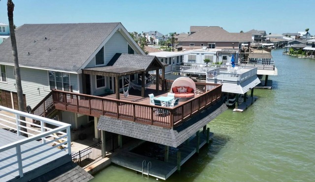 Tiki Paradise Water Front Home - 360° Oasis. Direct water access. Pet Friendly