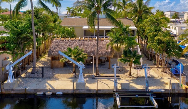 Tiki Time- Canal home with Boat Lift, Key Largo