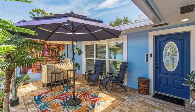 Tiki Time! Tropical Escape, Quiet, Minutes from Airport, Downtown & Beaches!