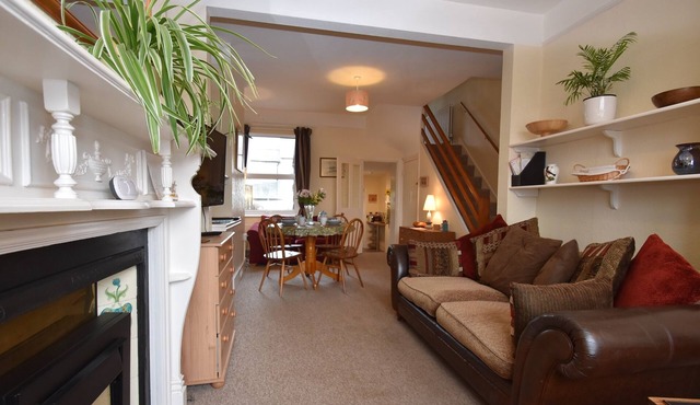 Tilling View sleeps 4 & parking for 2 cars within minutes of the centre of Rye