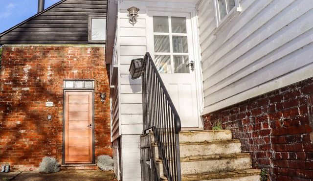 TILLINGHAM VIEW, pet friendly, character holiday cottage in Broad Oak