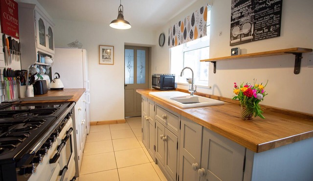 'Tilly Cottage' Homely 2 bedroom stone property, Co Durham. Pet friendly.