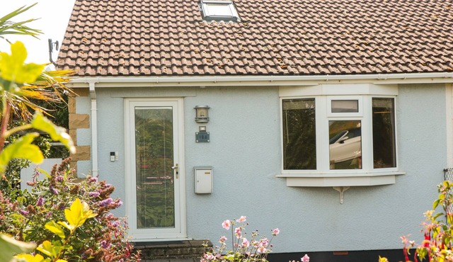 TILLY’S COTTAGE, pet friendly, character holiday cottage in Kewstoke