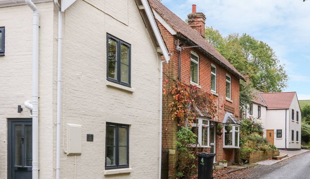 TILLY'S COTTAGE, pet friendly, luxury holiday cottage in Edington