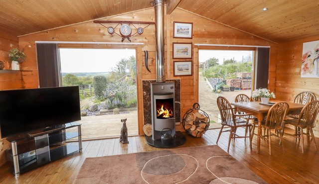 TILLY'S LODGE, family friendly, character holiday cottage in Tickhill