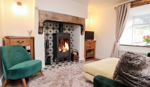 TILLY'S PLACE, pet friendly, character holiday cottage in Heysham