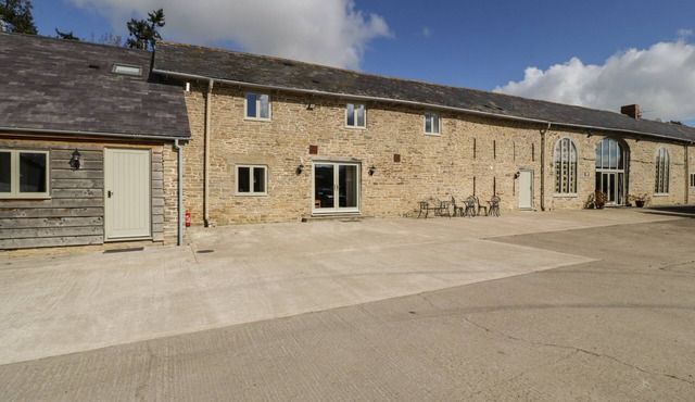 TIMBER BARN, pet friendly, with hot tub in Eardisland