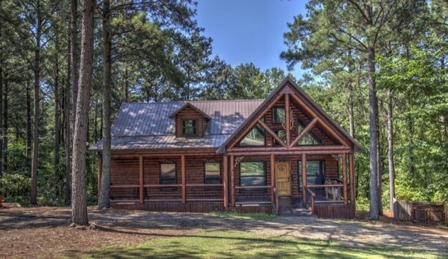 Timber Bear Cabin - Your Perfect Getaway, Firepit/Jacuzzi/WiFi/Much More!