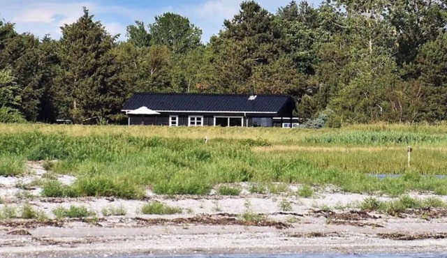 Timber cabin with guest house near Dragsholm