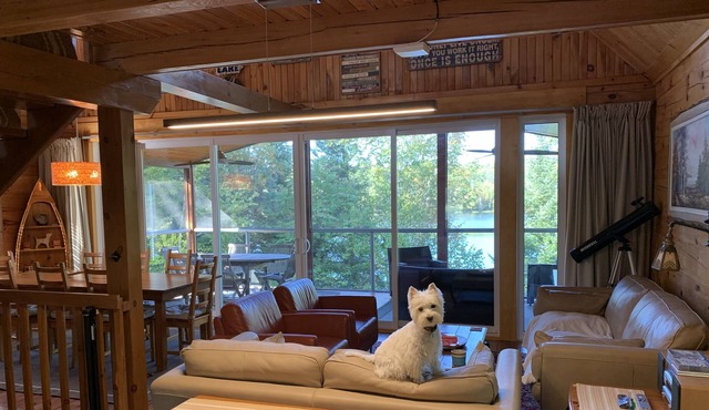 Timber cottage with hot tub & sauna. Chalet de bois timber avec spa & sauna.