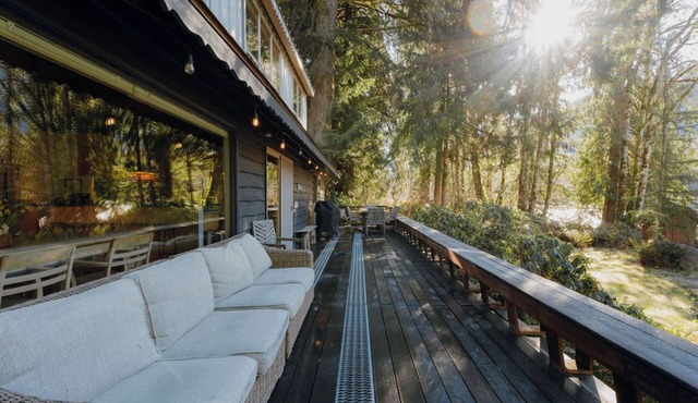 Timber Creek Retreat/River/HotTub/28mins to Ski
