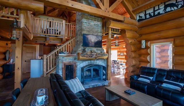 Timber Frame Log Cottage, across from the French River, great for big families
