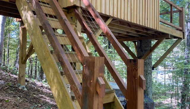 Timber-frame treehouse along the Ocmulgee River; short drive from I-75
