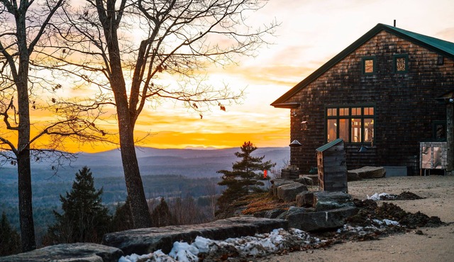 Timber-framed Lodge with Panoramic Mountain Views