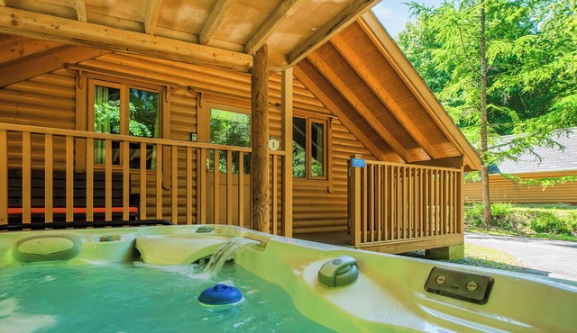 Timber lodge set in an elevated woodland position with one double and one twin.