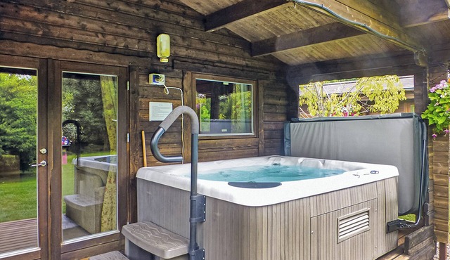 Timber lodge with one queen size double and one twin.