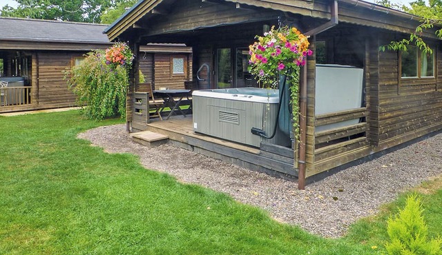 Timber lodge with one double and one twin.