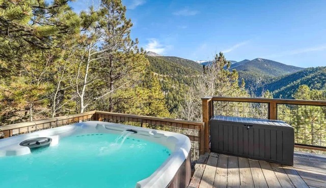 Timber Peak Cabin! Hot Tub,BBQ & Scenic Views!