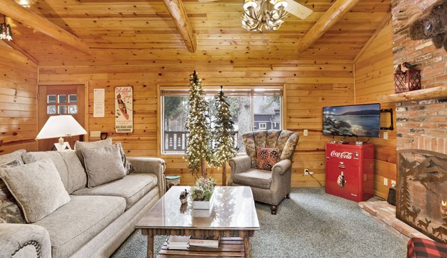 Timber Pines Chalet Retreat Cottage w/Hot Tub