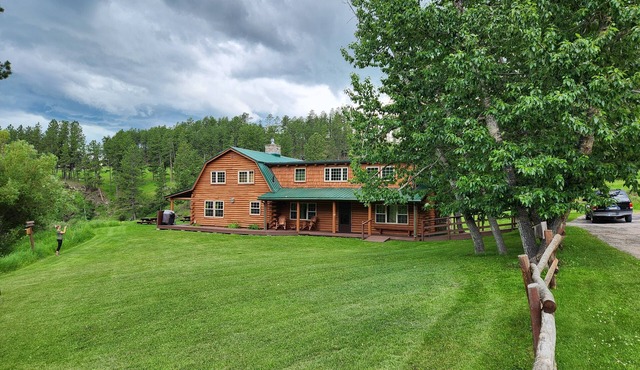 Timber Ridge Lodge, Hill City with 6 bedrooms/4.5 baths 7 acres, stream, meadow!