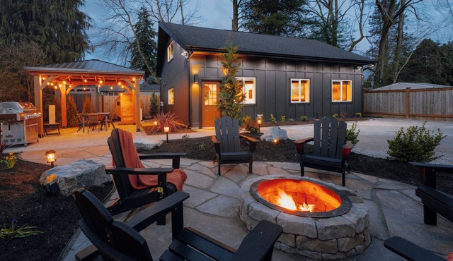 Timber & Tide: Custom PNW Retreat, Secret Attic, Sauna, Covered Patio Dining