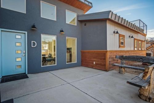 Timber & Tin D 2Bed 2Bath w Pool & Rooftop Deck
