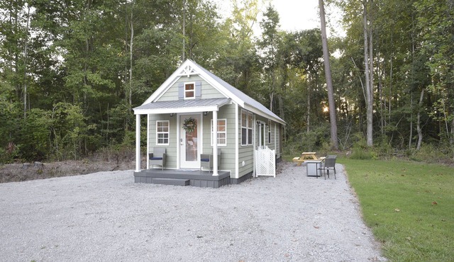 Timber Tiny House~ Screen Porch~ Fire Pit~ Private Driveway~ Country Getaway