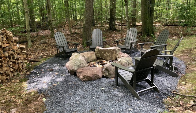 Timber Trails Cabin on large wooded lot in the Lake Naomi Club in the Pocono’s