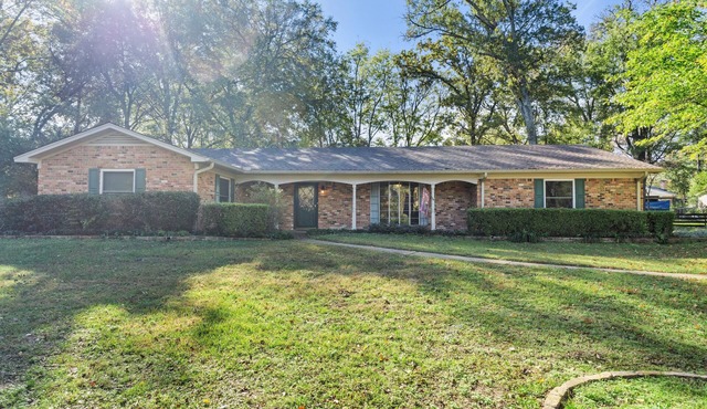 Timber View Retreat-Large 4 BR close to shopping & restaurants in NE Longview