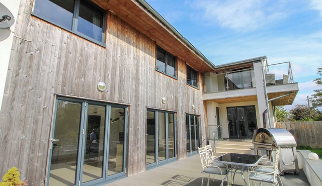 TIMBERDYNE, pet friendly, character holiday cottage in Woofferton